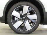 タイヤサイズ フロント:235/45R20 リア:255/40R20