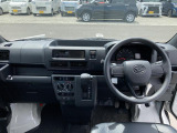 広々とした駐車場をご用意しておりますので、運転が苦手な方でもご安心ください。また、大型の屋根がございますので、雨に濡れることなくご移動できます。