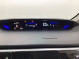 中央にデジタル表示のスピードメーターを配したハイブリット専用メーターになっています。左側のインフォメーション画面で燃費などの情報を確認できます。