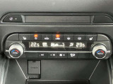 設定した温度に対して風量を自動調整してくれる、オートエアコンを装備しております。