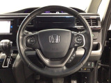 【ハンドル】運転にかかわる様々な操作を安全に行えるように視点移動が少なく操作性に配慮されたスイッチ類が凝縮されたコックピットです。