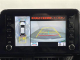 【パノラミックビューモニター】クルマを真上から見下ろした視点で駐車をサポートします!クルマの斜め後ろや真横など、いち早く障害物に気が付くことができます。