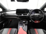 上質で落ち着いた印象のインパネ。視界も広々で運転しやすいです。