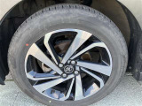 純正アルミ付き。タイヤサイズは195/60R17、現在は夏タイヤ装着で残り溝は約7ミリです