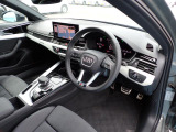 乗車人数やお荷物に応じて後部座席をセパレートに倒すことが出来ます。充分なラゲッジスペースも確保。