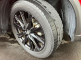 225/55R19のCX-5専用のアルミホイール。デザインもさる事ながら、グレード専用のカラーで塗装されたアルミホイールです!