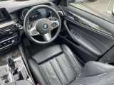 また、BMW正規認定中古車は、エマージェンシーサービスが自動付帯。24時間365日、皆様のカーライフをサポート致します。確かな安心のうえで、「駆けぬける歓び」をご堪能ください。