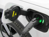 普通充電:AC200V(Type1)11kWまで対応 急速充電:DC(CHAdeMO)150kWまで対応