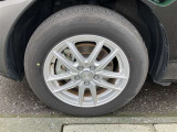 Aftermarketアルミ付き。タイヤサイズは185/65R15、現在は夏タイヤ装着で残り溝は約5ミリです