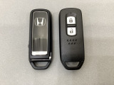 スマートキーを装備しています。鍵を差し込むことなくドアロックの開け閉めと、スタートボタン操作でのエンジンスタートができます。スペアキーも同じものを用意しております。