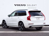 北欧らしさあふれる知的な美を形にしたラグジュアリーSUV、XC90。大胆でありながらもエレガントなスタイリングは、見る人の目に磨き上げられた強さを深く印象づけます。