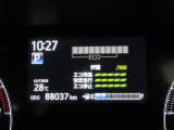 ディスプレイには、平均燃費、外気温、航続可能距離などの情報が表示されます。