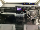 車内は光触媒抗菌消臭施工済です。インパネ周りはスタイリッシュなデザインで機能や装備も充実しています。グローブボックスやカップホルダーのほかにトレーなどたくさんの収納スペースが付いています。