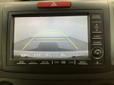 バックでの車庫入れも安心です!リアカメラが付いているバックモニター付のHDDナビを装備しております。操作線もついており距離感も画面から確認できます。