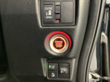 左側電動スライドドアは運転席から操作ができるよう、操作スイッチが付いています。その下にはヘットライトレベライザーのスイッチがついています。道路状況や積荷の加重に応じてライトの高さを調節できます。