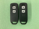スマートキーを装備しています。鍵を差し込むことなくドアロックの開け閉めと、スタートボタン操作でのエンジンスタートができます。スペアキーも同じものを用意しております。