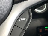 【車線逸脱抑制機能】高速道路走行時、車線からはみ出しそうな時にステアリングを制御し車線内を走行する様にアシスト。より安全な運転をサポートしてくれます!
