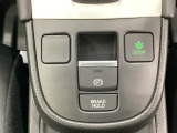 セレクトレバーの下に電子制御パーキングブレーキがあります。スイッチひとつで、停車した地点の傾斜などをシステムが検知・判断してブレーキ力を自動的に最適制御し、しっかり停車できるパーキングシステムです。