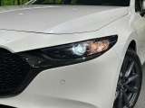 【LEDヘッドライト】悪天候や夜間走行時も良好な視界を確保し安心して運転できる高輝度LEDヘッドライトを装備!点灯速度が早く、消費電力も抑えられています。