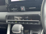 エアコンはオートエアコンです(^-^)温度調節も細かくできるので車内を快適な温度にできますよ(*^^*)人気の装備です☆