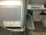 ハンドルの左下にETCがついて、高速道路の料金所の通過も楽々です。スマートフォンなどの充電可能なUSB端子が2個、音源などの外部入力の可能なUSB端子が1個ついています。