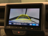 リバースギアに入れるだけで後方の表示へ切り替わります。夜間や雨の日の駐車も楽になりますよ。