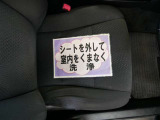 室内外はもちろん、シートを外してニオイの元となるフロアカーペットまで消臭・除菌を実施。中古車を気持ちよくお乗りいただけるクリーニングサービスです。詳細は販売店スタッフまでおたずねください。