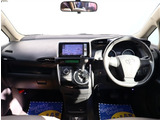 お車選びをお楽しみ頂けるよう、在庫車の展示スペースを十分に確保しております。