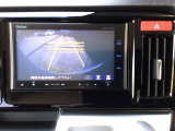 【バックカメラ】運転が苦手な方も車庫入れラクラクです!ギアをリバースに入れれば自動的に切り換わりますので、面倒な操作は不要です♪狭い駐車場もお車を傷つけず安心ですね!