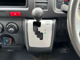 手を伸ばした自然な位置に配置されたシフトレバー。
