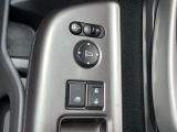 狭い駐車場で便利な電動格納ドアミラーが付いています。