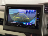 リバースギアに入れるだけで後方の表示へ切り替わります。夜間や雨の日の駐車も楽になりますよ。