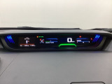 中央にデジタル表示のスピードメーターを配したハイブリット専用メーターになっています。左側のインフォメーション画面で燃費などの情報を確認できます。