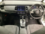 車内は光触媒抗菌消臭施工済です。スタイリッシュなデザインでスポーティなインパネ周りを演出します。グローブボックスやカップホルダーのほかにトレーなどたくさんの収納スペースが付いています。