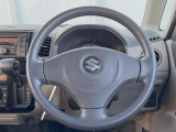 インテリアに合わせたデザインのステアリングは、運転される方のことも考え、運転しやすい形状、大きさです。是非一度、実際に触ってお確かめください。