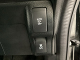 VSA装備車です。VSAはドライバーの操作と車の動きを見守っています。もし車の挙動が乱れたとき、4輪別々にブレーキをかけたり、エンジンパワーをしぼることによって車を安定させます。