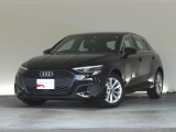 Audiデザインの特徴であるシングルフレームグリルが存在感を主張します。