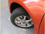 タイヤサイズは、165/70R14です。Aftermarketのアルミホイール装着です。