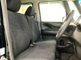 広い足元に肘掛けもついたゆったり座れるシートです。運転席と助手席の間が空いているため、助手席側への移動がスムーズです。交通量の多い道でも、助手席側から乗り降りができます。