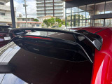 ルーフスポイラー装着車両。
