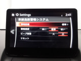 車線逸脱警報システムは、自車が車線から逸脱する可能性があることを知らせるシステムです。自車が車線から逸脱する可能性があると、警報と画面表示で運転者に危険を知らせます。