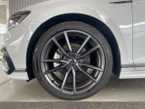 235/40R19モビリティタイヤにR-Line専用のアルミホイールを装着しております。