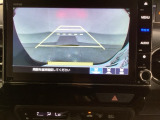 バックでの車庫入れも安心です! リアカメラが付いているバックモニター付のナビを装備しております。操作線もついており距離感も画面から確認できます。