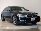 【BMWの伝統1】BMWの特徴的な“キドニーグリル”は、80年以上続く伝統の形でございます。変わらないこだわりのデザインが、プレミアムブランド“BMW”を創り出します。