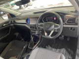 車に乗り込む際に見える景色です。分かりにくいかもしれませんが、ナビがちょっと運転席側に傾いており、走行中に視線を正面から離れない様に考えてデザインしております。