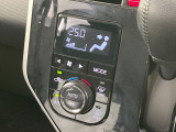 【オートエアコン】一度お好みの温度に設定すれば、車内の温度を検知し風量や温度を自動で調整。暑い…寒い…と何度もスイッチ操作をする必要はありません。快適な車内空間には必須の機能ですね♪
