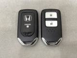 スマートキーを装備しています。鍵を差し込むことなくドアロックの開け閉めと、スタートボタン操作でのエンジンスタートができます。スペアキーも同じものを用意しております。
