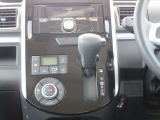 足元広々インパネシフト!運転席と助手席の移動も楽々!オートエアコンも完備!クラス感が違います♪