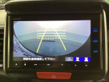 バックでの車庫入れも安心です! リアカメラが付いているバックモニター付のナビを装備しております。操作線もついており距離感も画面から確認できます。