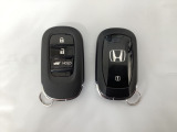 スマートキーを装備しています。鍵を差し込むことなくドアロックの開け閉めと、スタートボタン操作でのエンジンスタートができます。ボタン操作でトランクが開けられる電動テールゲートのボタンもついています。